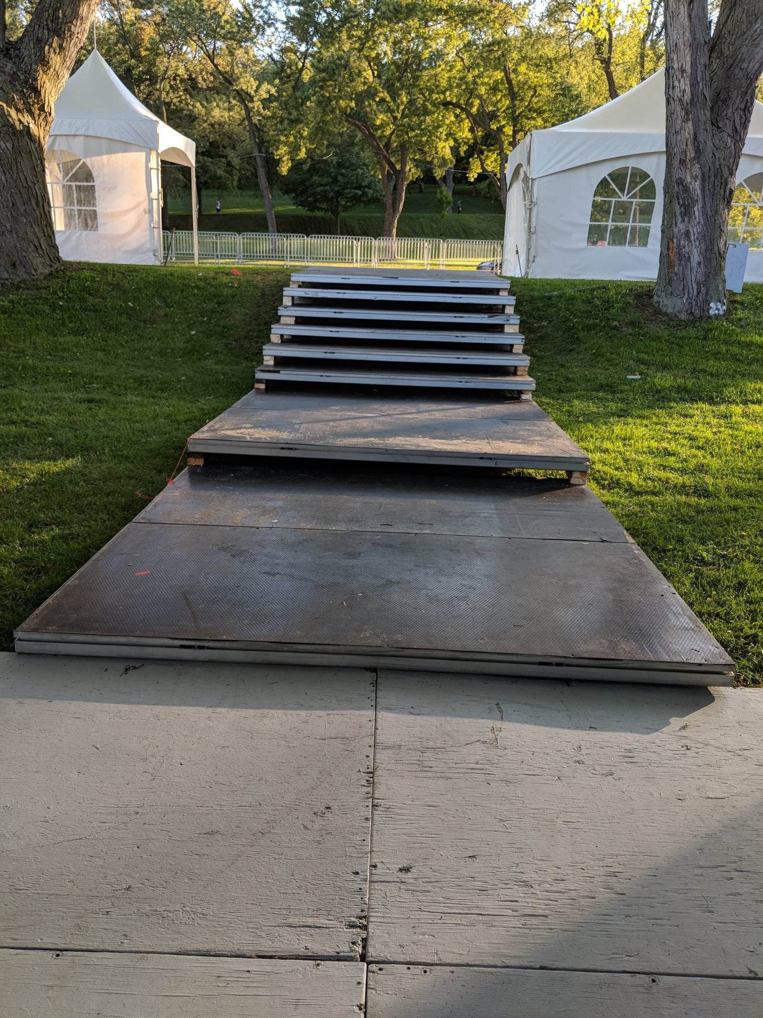 Un escalier menant à une tente dans un parc.