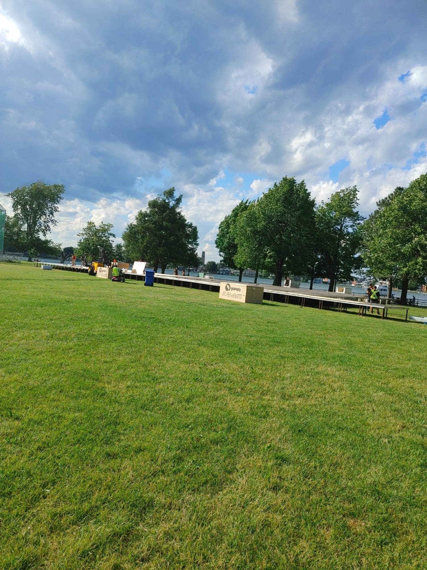 Un grand terrain herbeux avec un quai en arrière-plan.