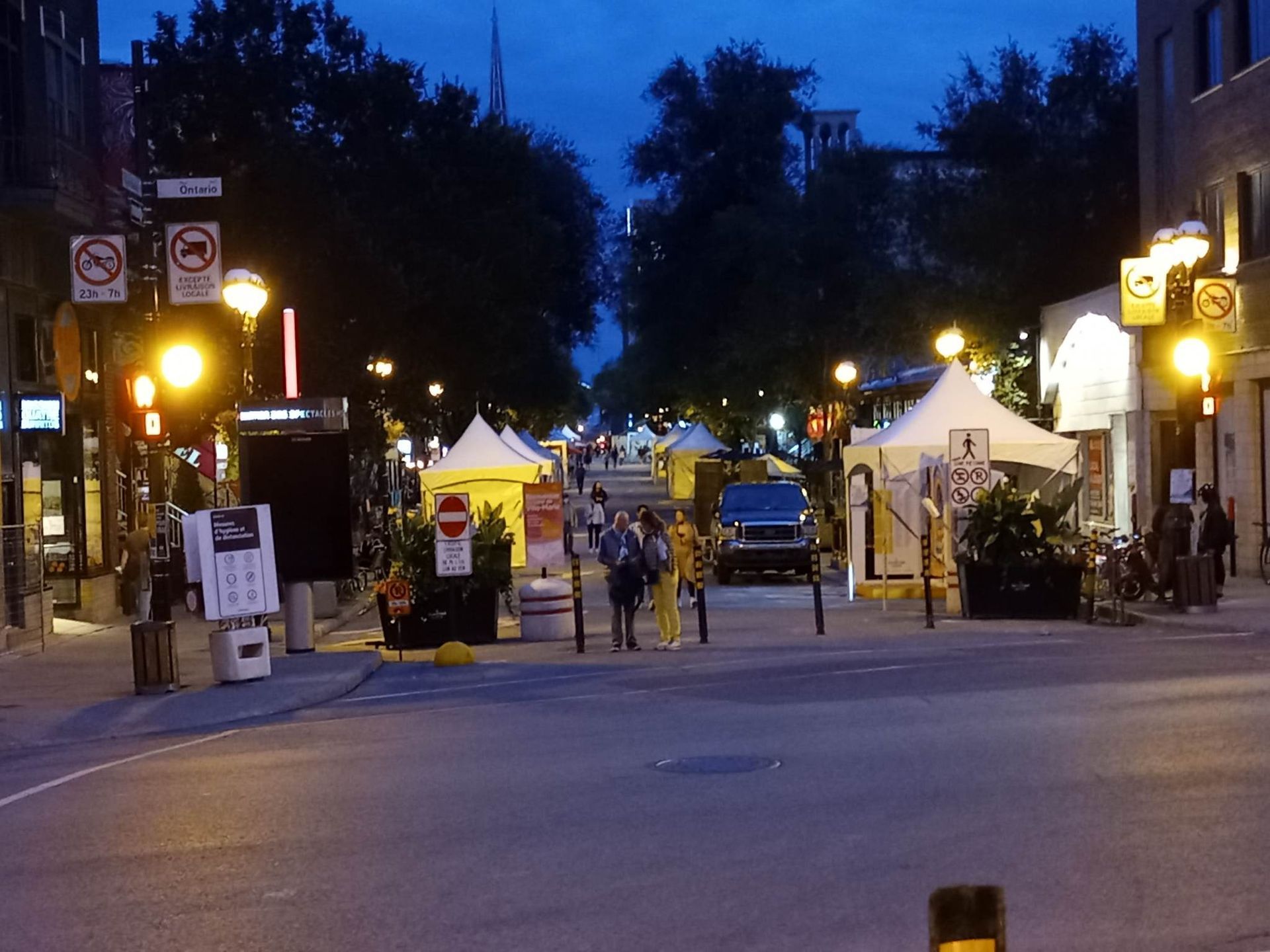 Un panneau d interdiction de stationnement se trouve sur un poteau au milieu d une rue