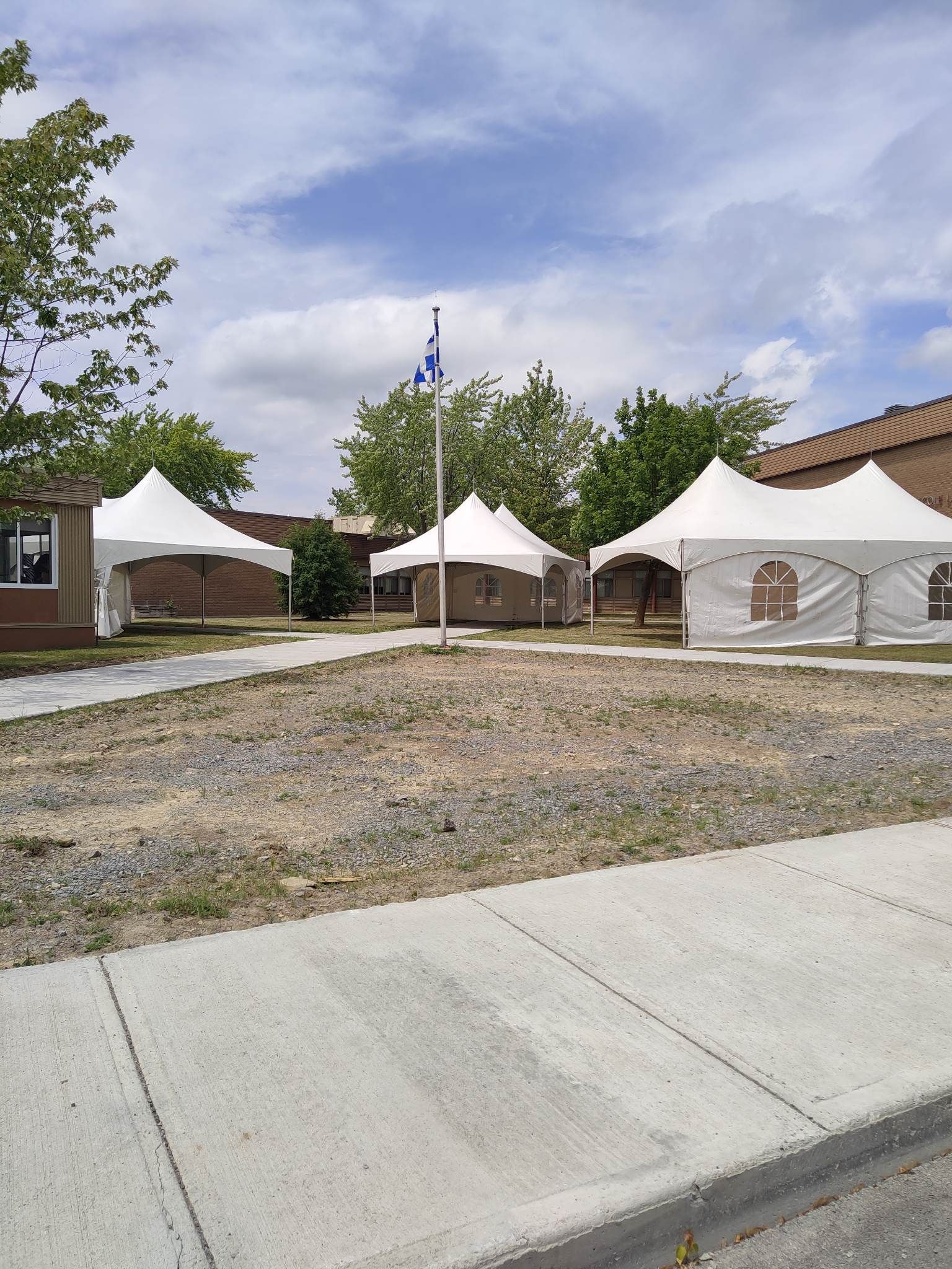 Un groupe de tentes est installé devant un bâtiment.