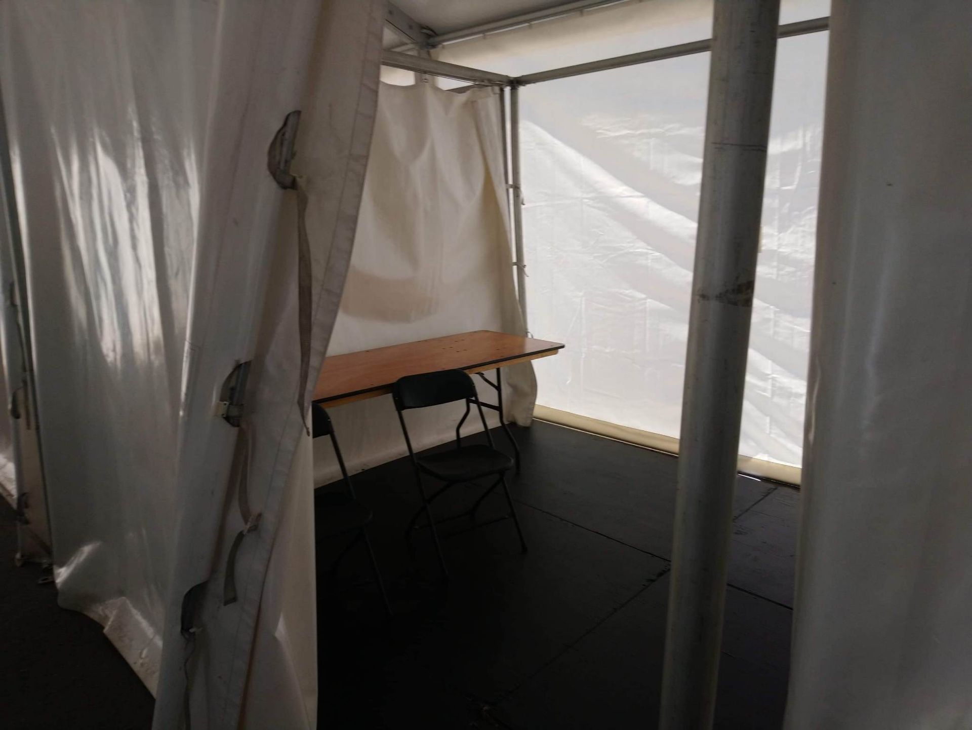 Une tente avec une table et des chaises à l intérieur