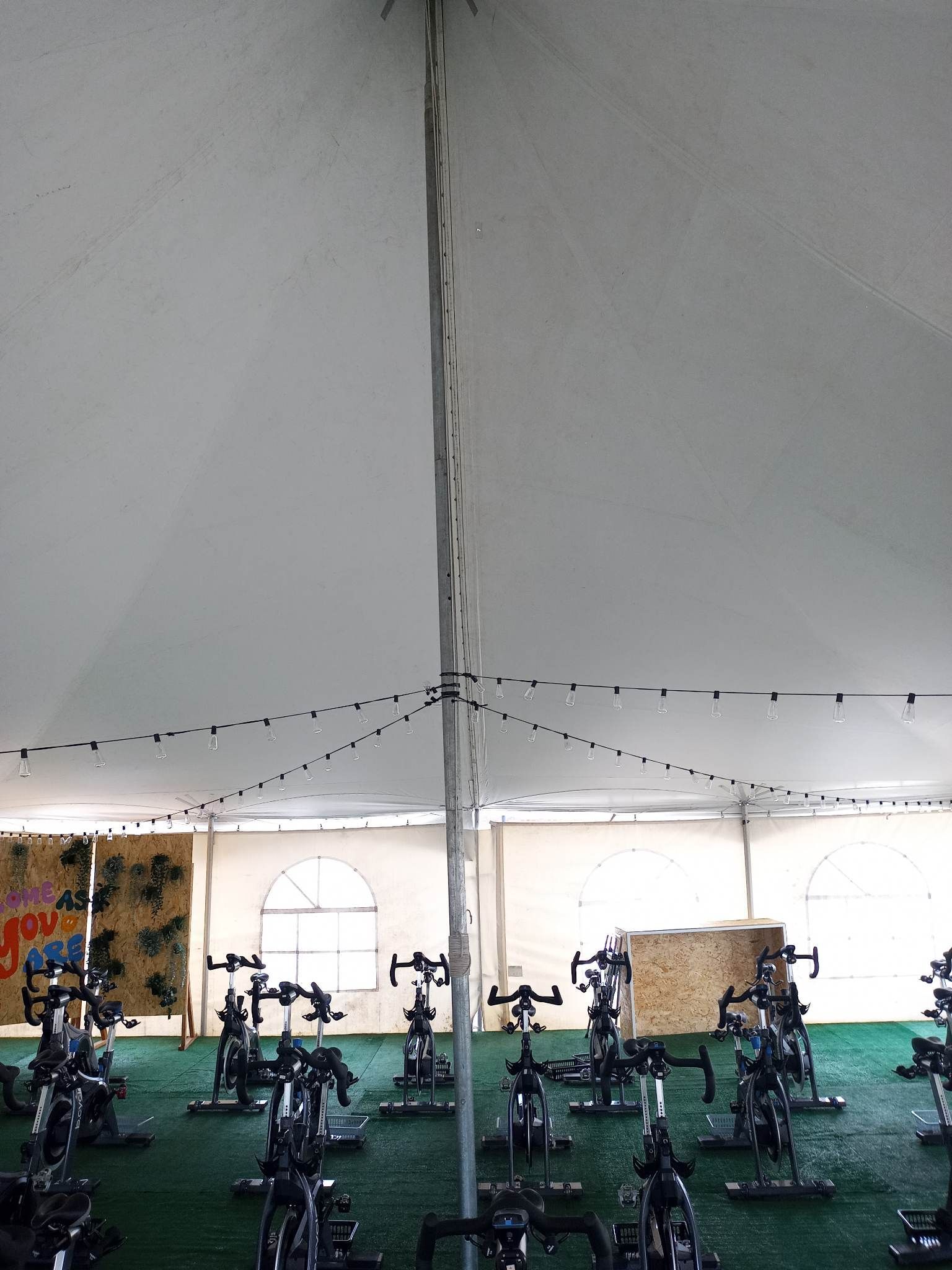 Une rangée de vélos d exercice sous une tente blanche