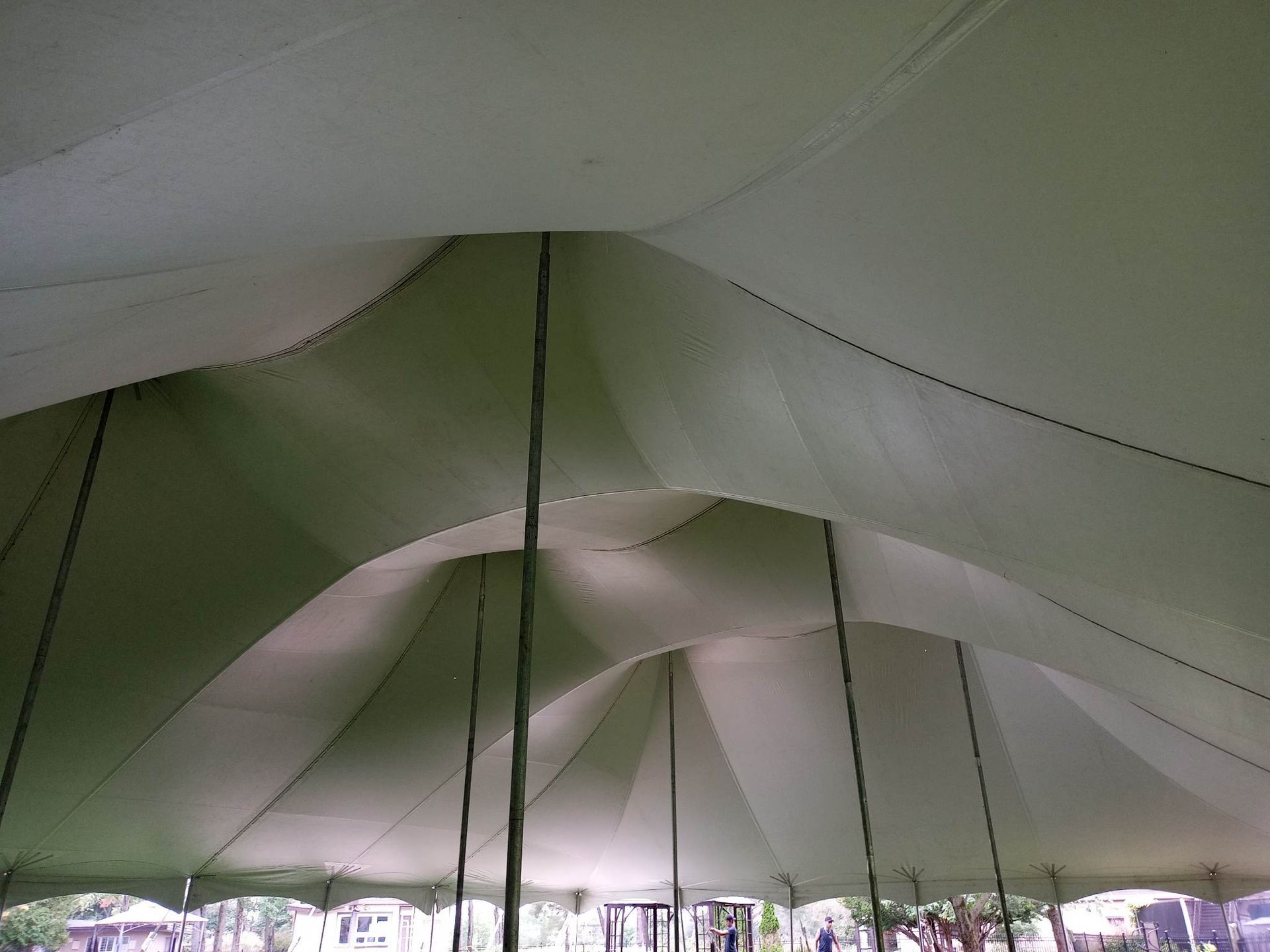 Regardant le plafond d'une grande tente blanche