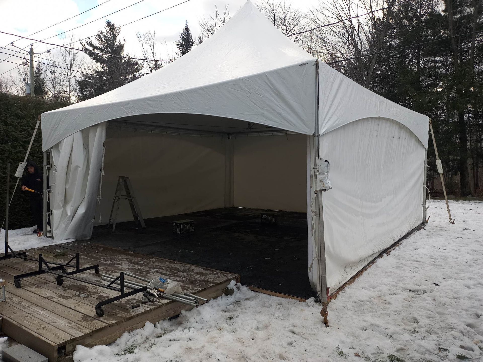 Une grande tente blanche est posée dans la neige