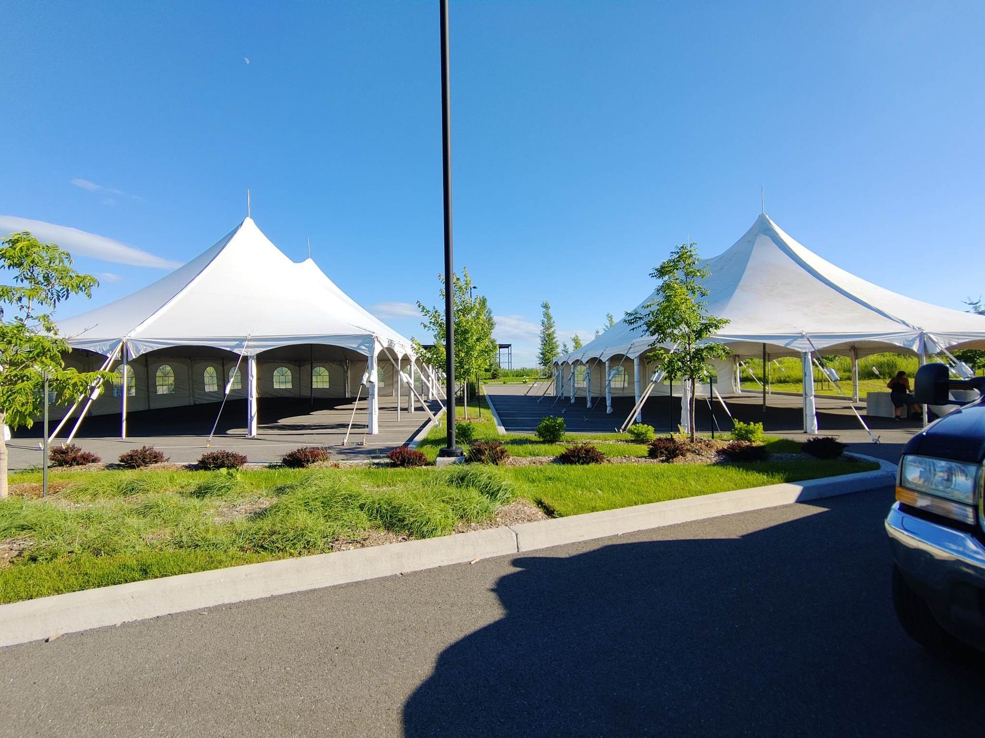Deux tentes blanches sont assises l une à côté de l autre sur le bord de la route