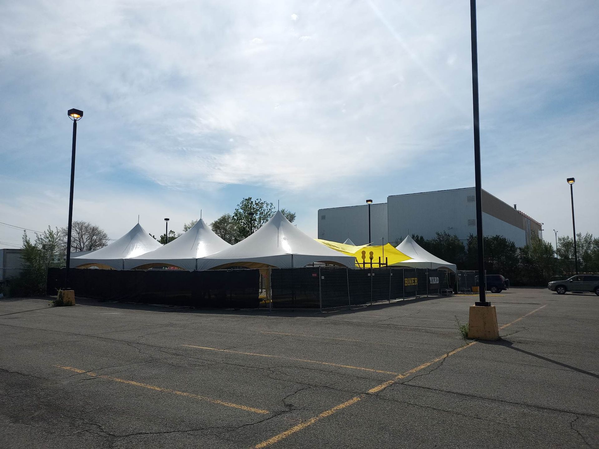 Beaucoup de tentes sont dans un parking