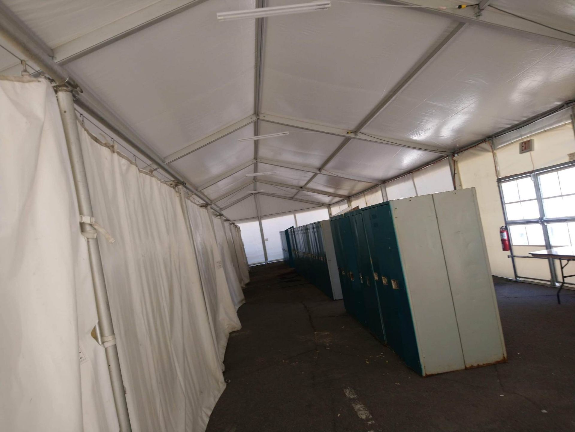 Une rangée de casiers sont alignés à l intérieur d une tente