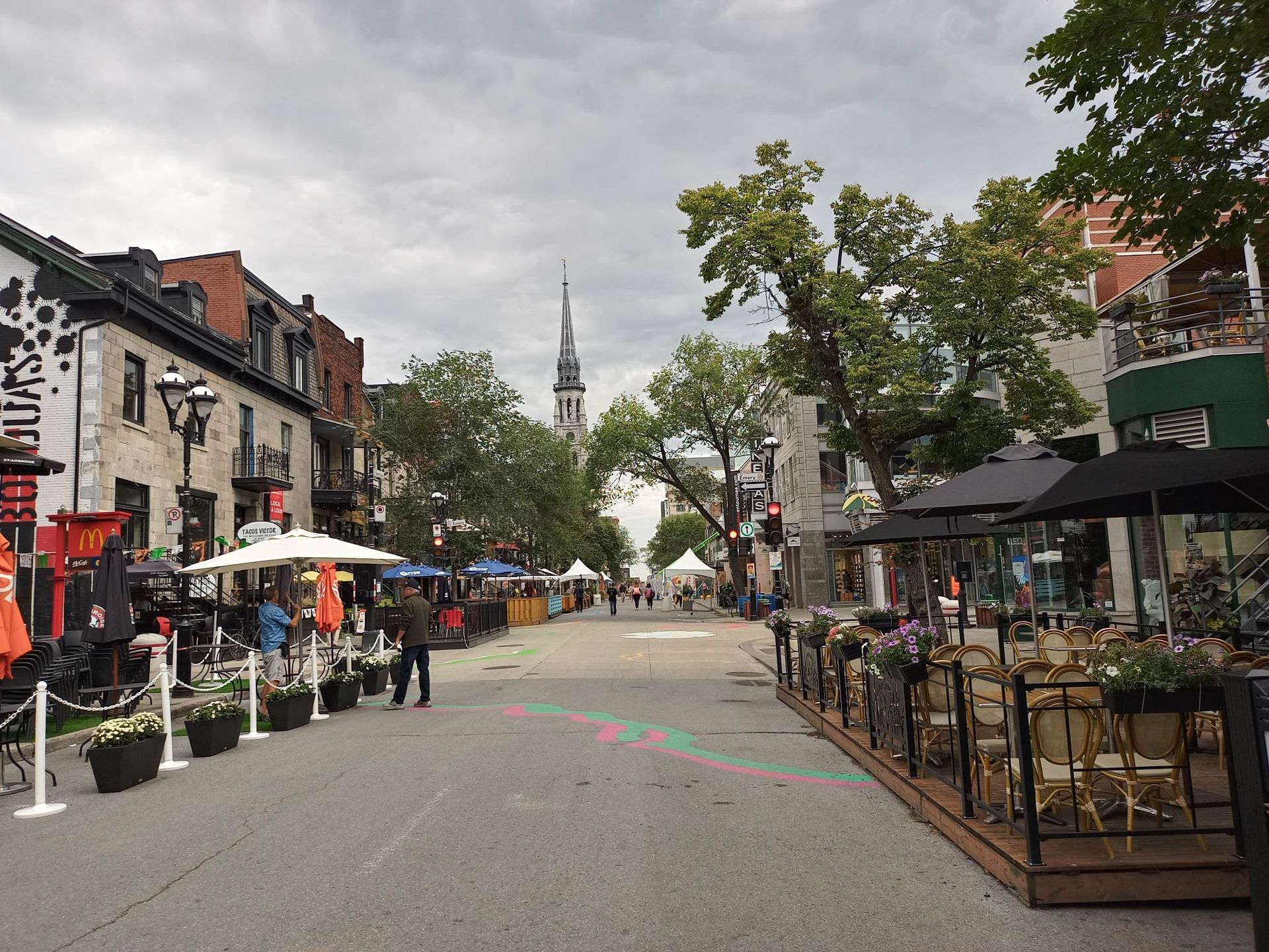Une rue de la ville avec une tour de l horloge en arrière-plan