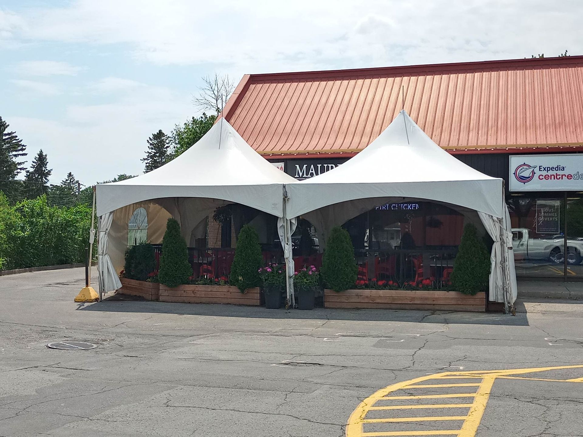Un restaurant avec deux tentes devant