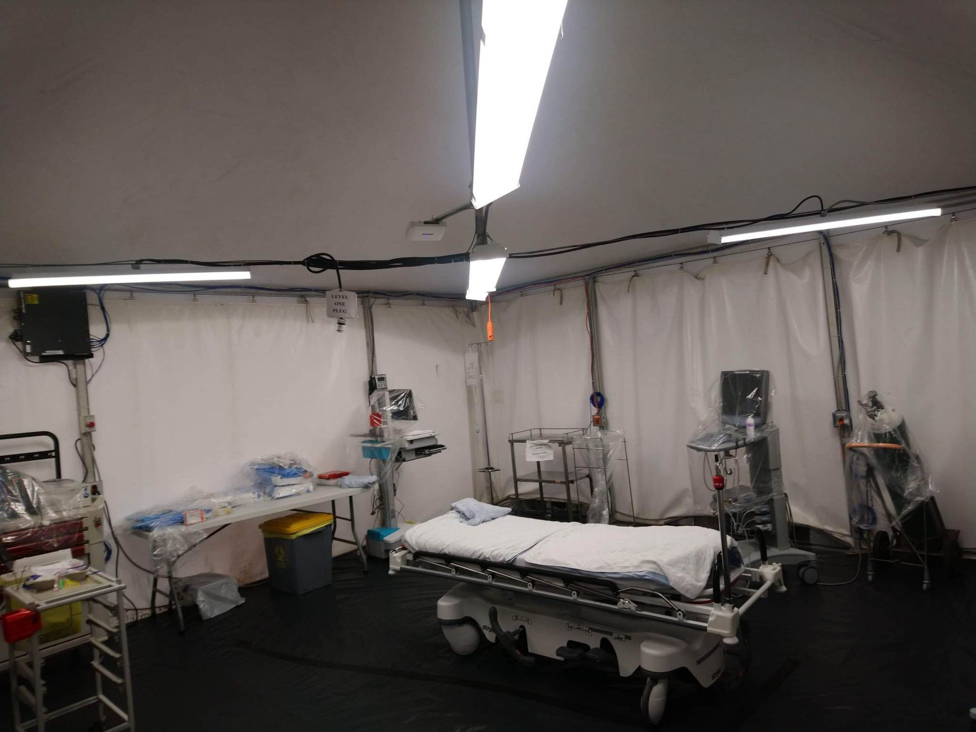 Une chambre d hôpital avec un lit et une échelle