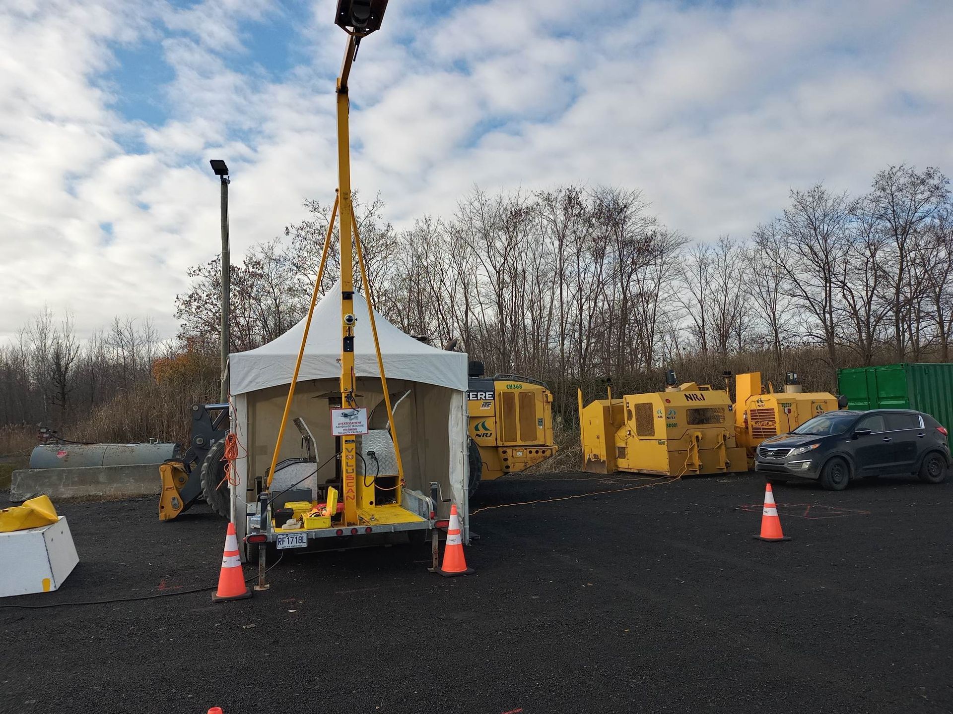Une tente blanche est posée au milieu d’un parking