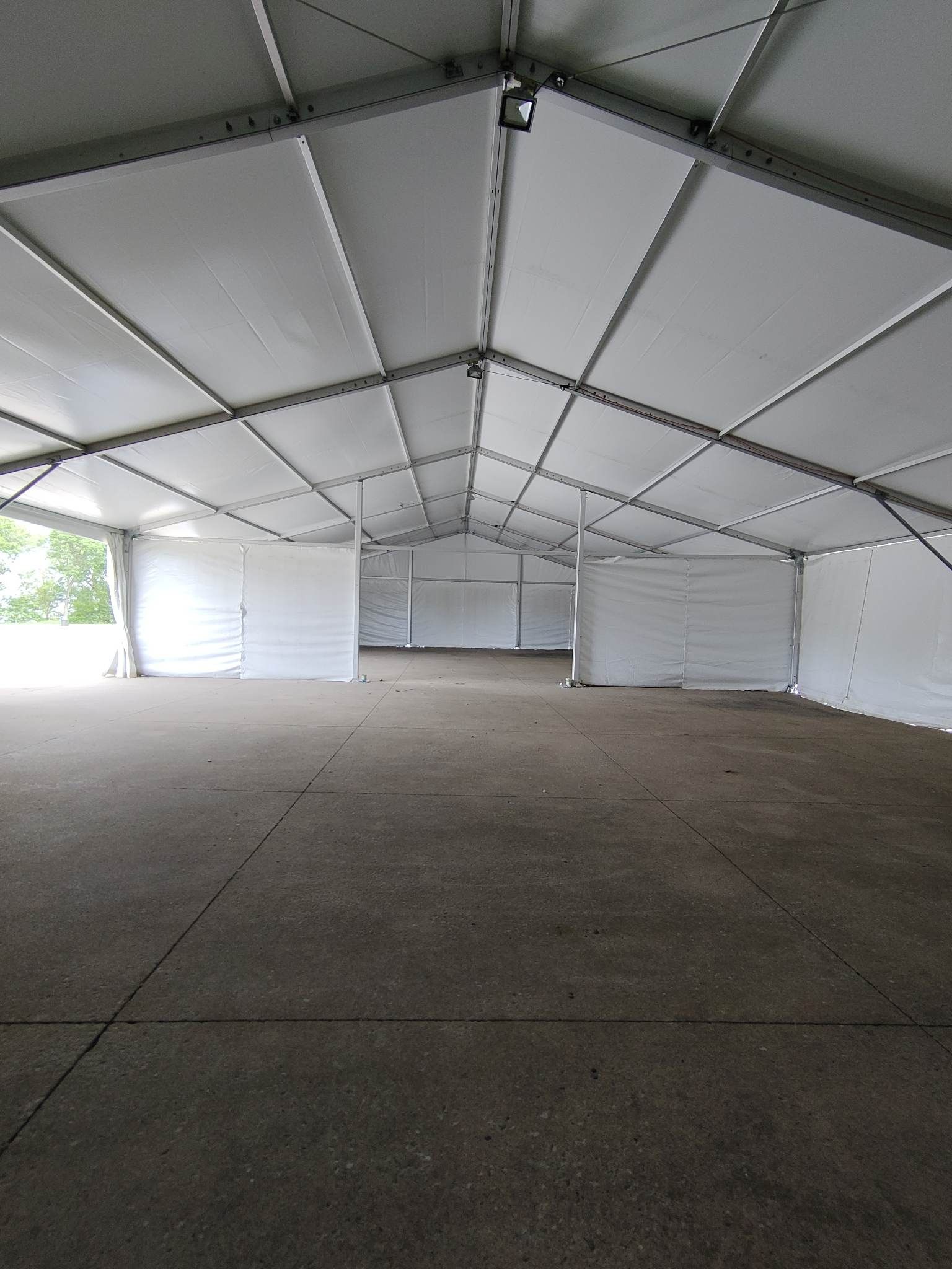 Un grand entrepôt vide avec un toit blanc