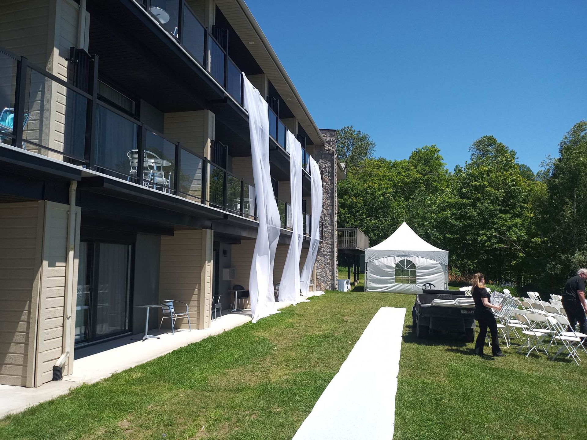 Un grand bâtiment avec une pelouse devant