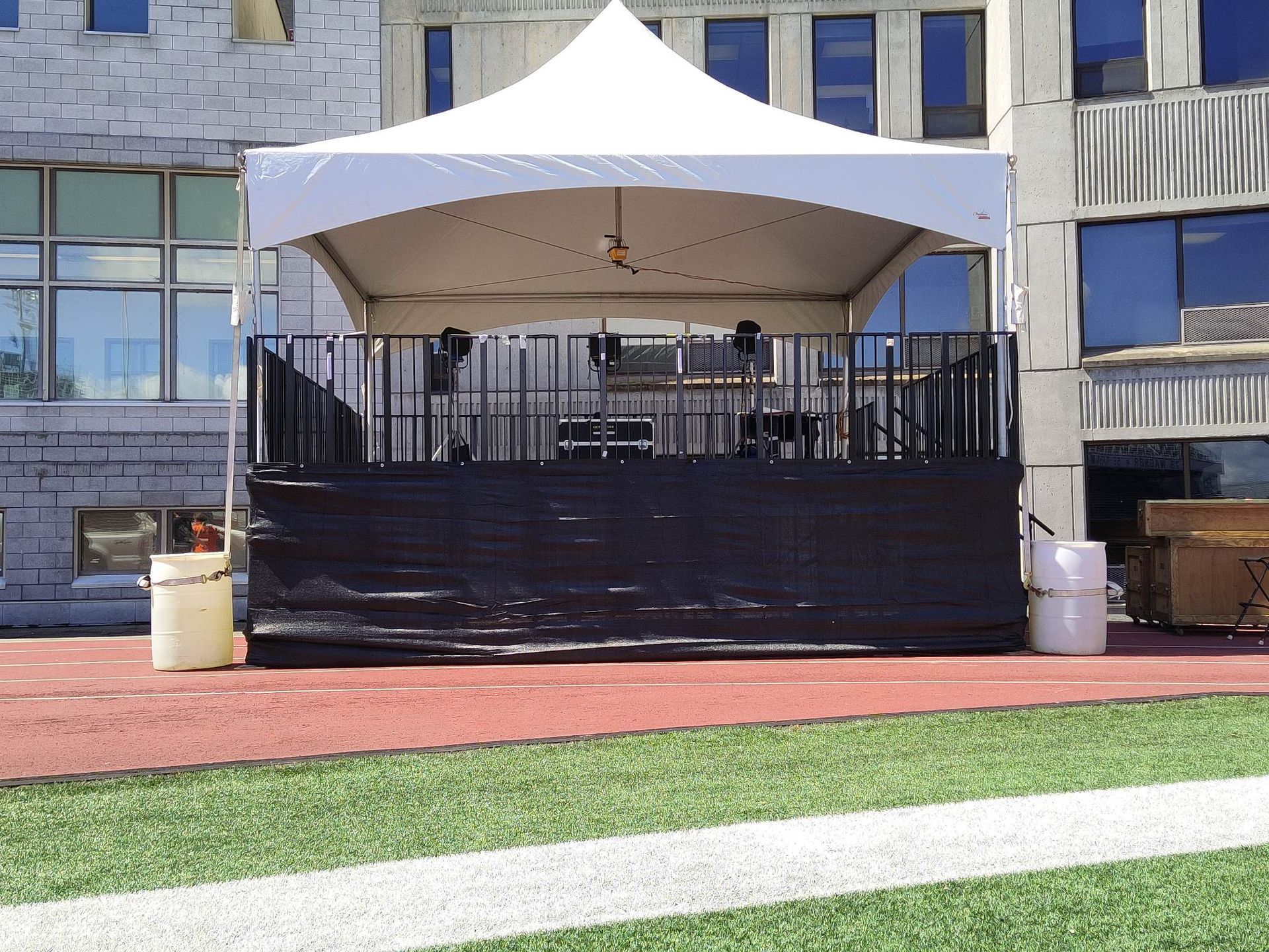 Une tente blanche est posée au sommet d’un terrain de football