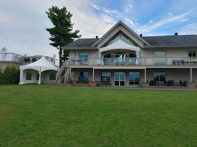 Une grande maison avec une tente devant