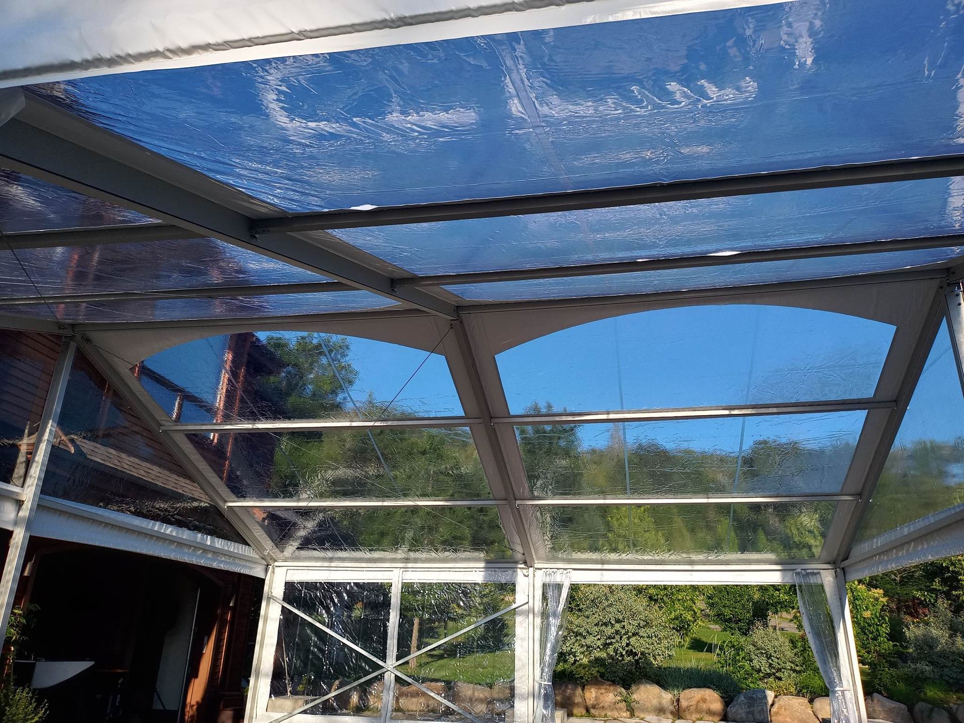 Un toit transparent avec un reflet d arbres