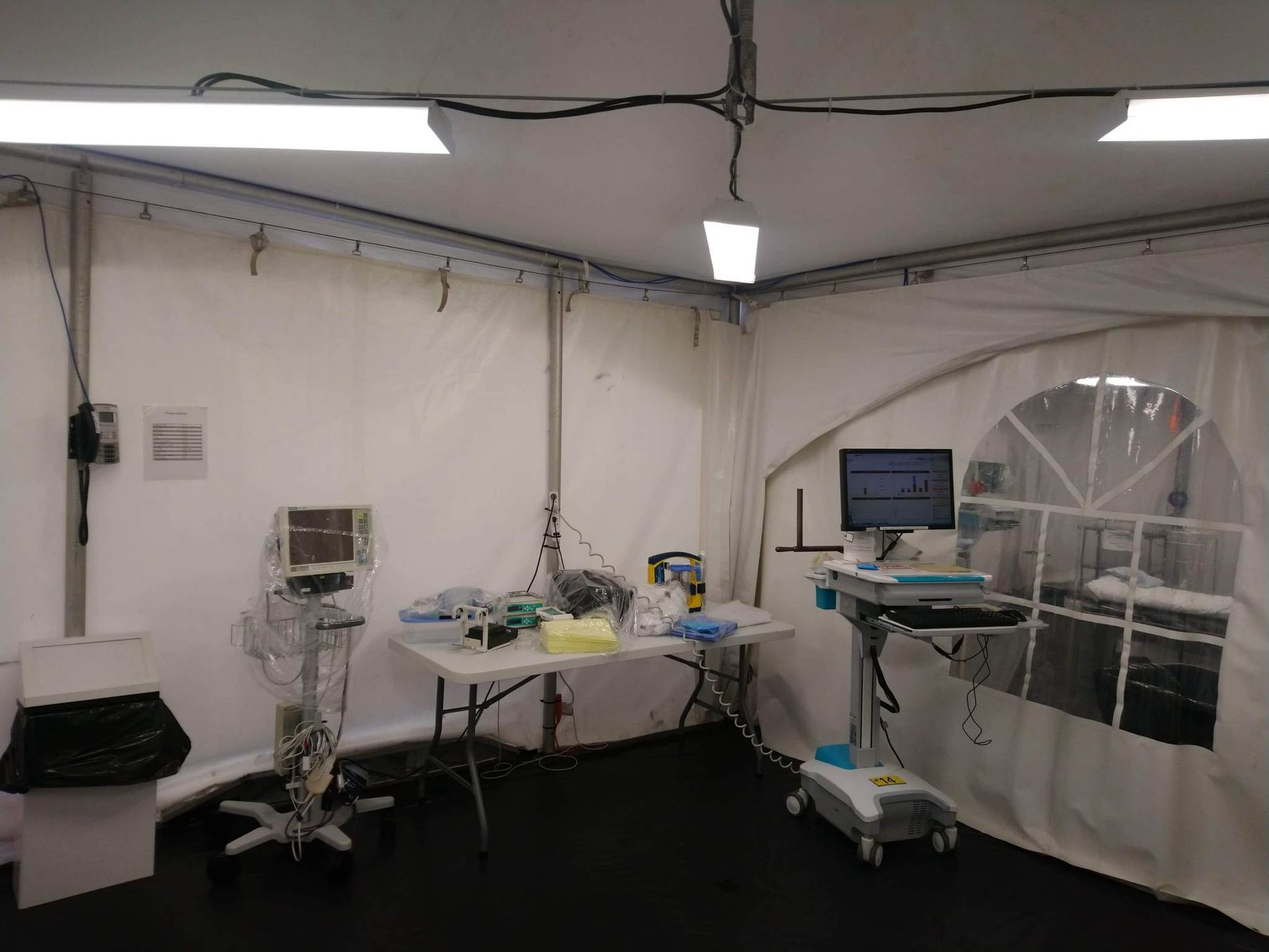 Une tente avec une table et un moniteur dedans