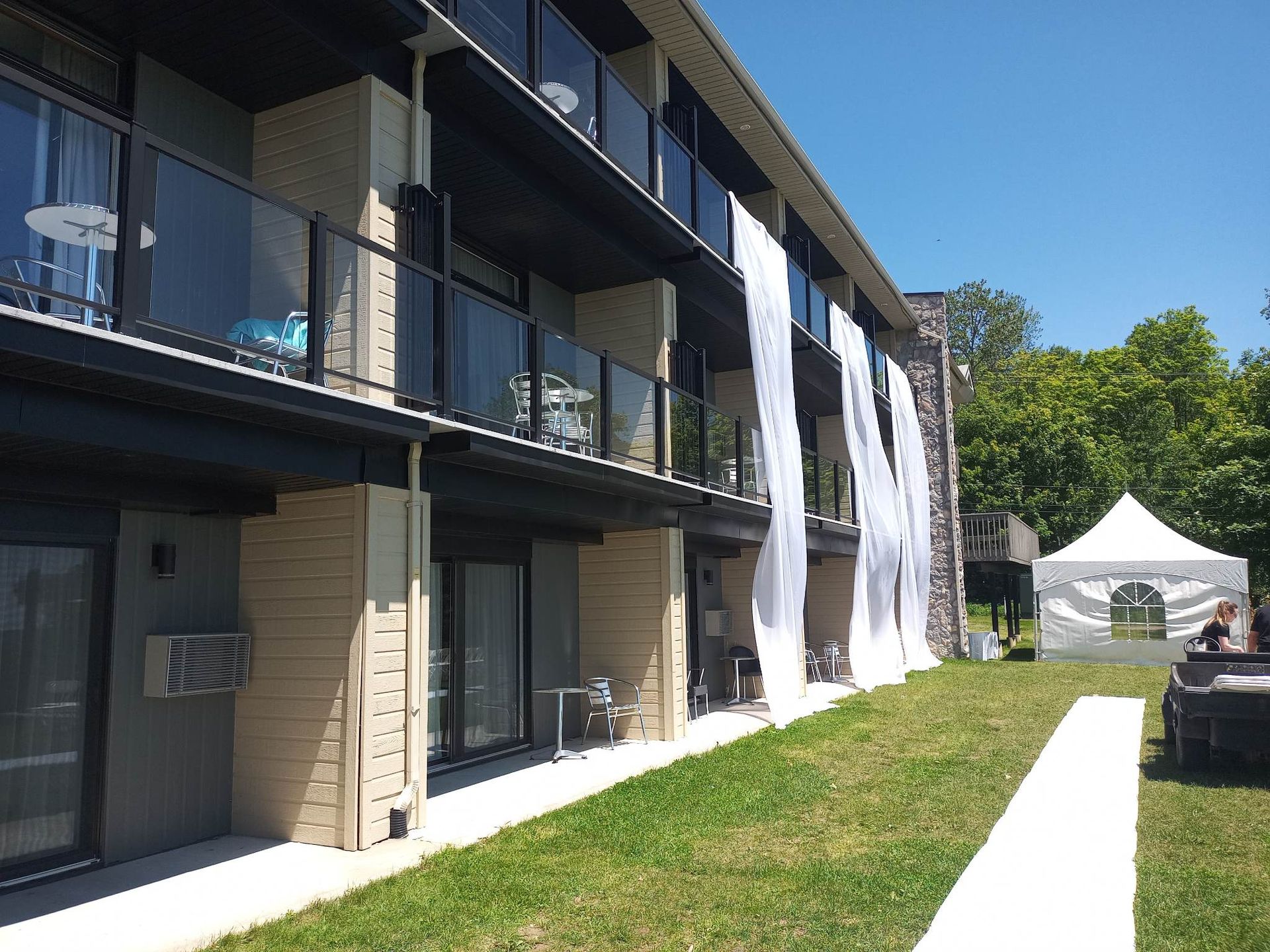 Un grand bâtiment avec beaucoup de fenêtres et de balcons