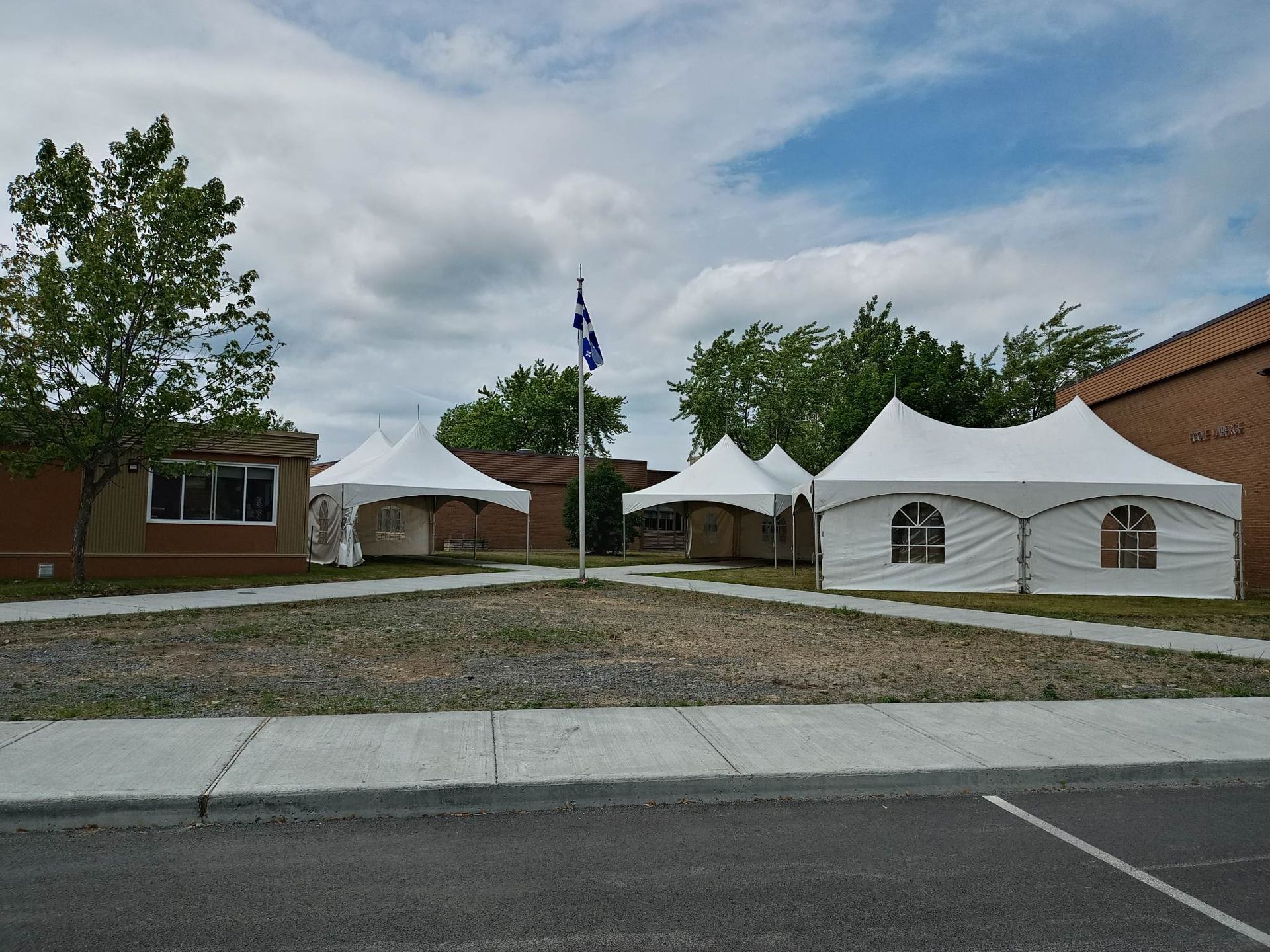 Un groupe de tentes est installé devant un bâtiment