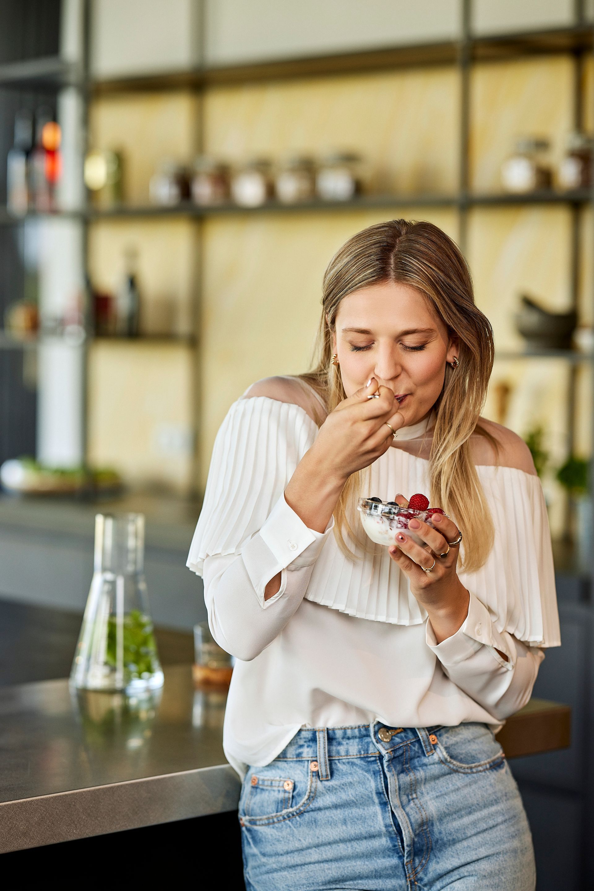 een vrouw doet dips op een platform in een sportschool.