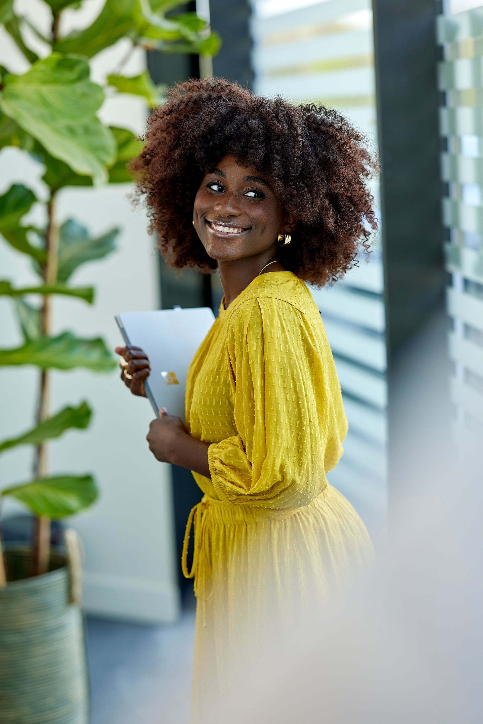 een man doet een handstand op een krachtplaat in een sportschool.