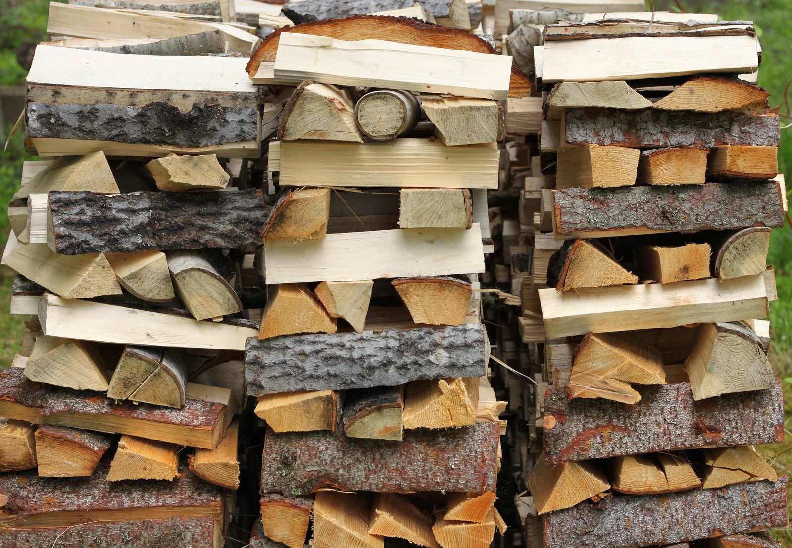 A pile of wood is stacked on top of each other