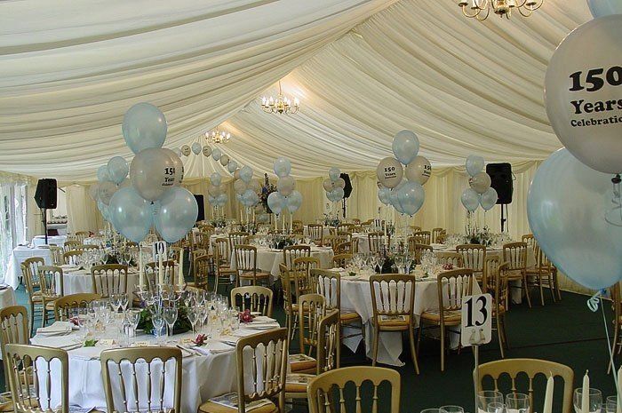 beautiful balloon centrepieces kept at the dining area