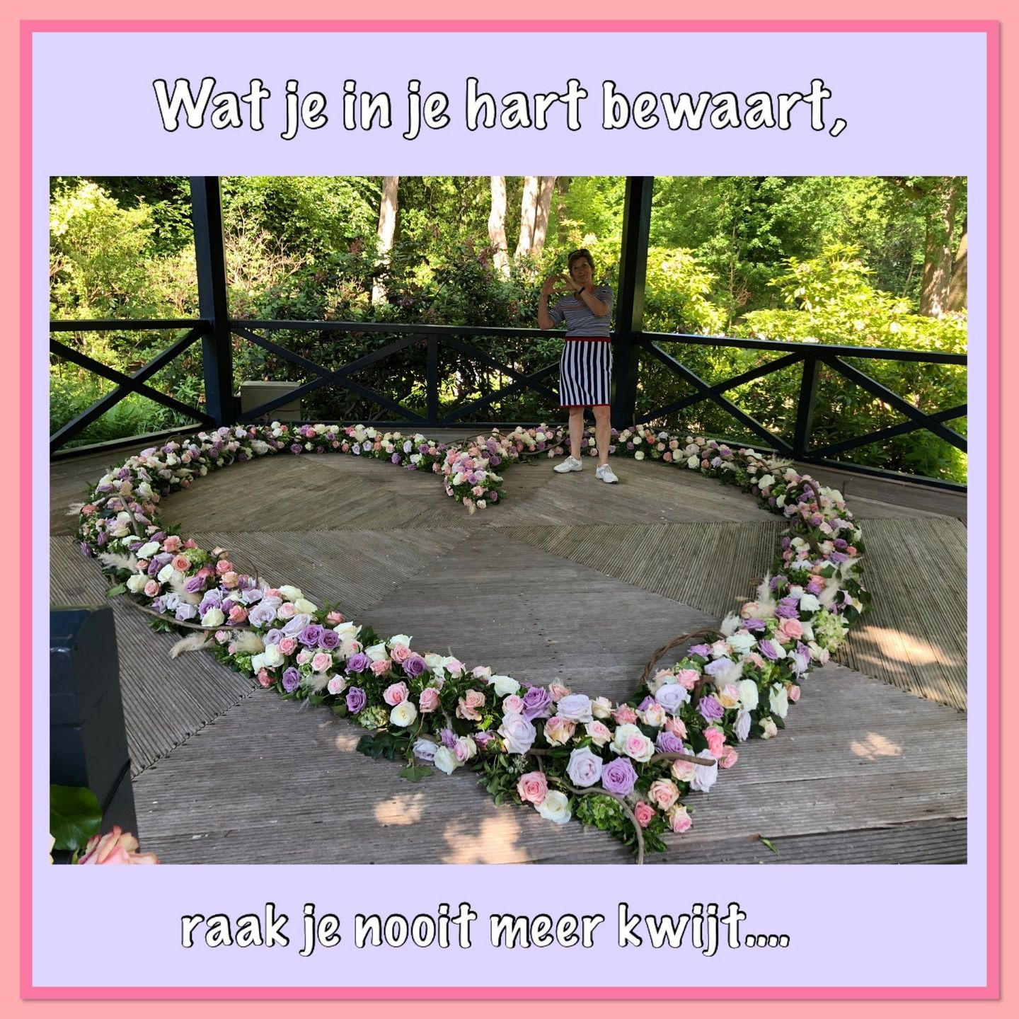 Een groot, hartvormig bloemstuk op de vloer van een prieel, met daarboven en daaronder tekst over het bewaren van herinneringen.