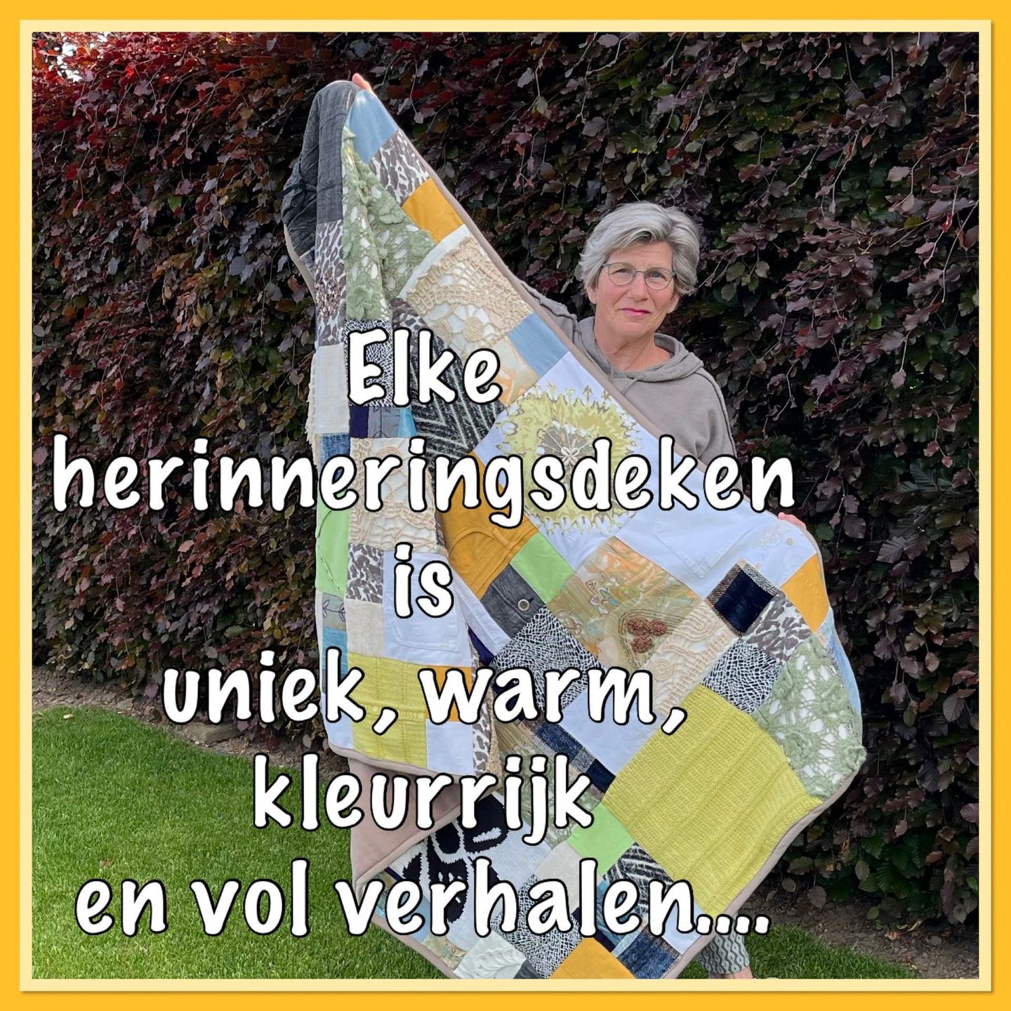 A person holds up a handmade patchwork quilt made of various fabrics outdoors against a hedge with the Dutch text: "Elke herinneringsdeken is uniek, warm, kleurrijk en vol verhalen...."