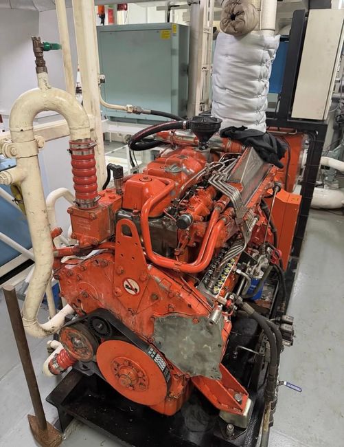 Elektronische printplaat met gele condensatoren, transformator, draden en multimeter.