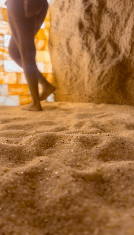 gambe femminili sulla sabbia