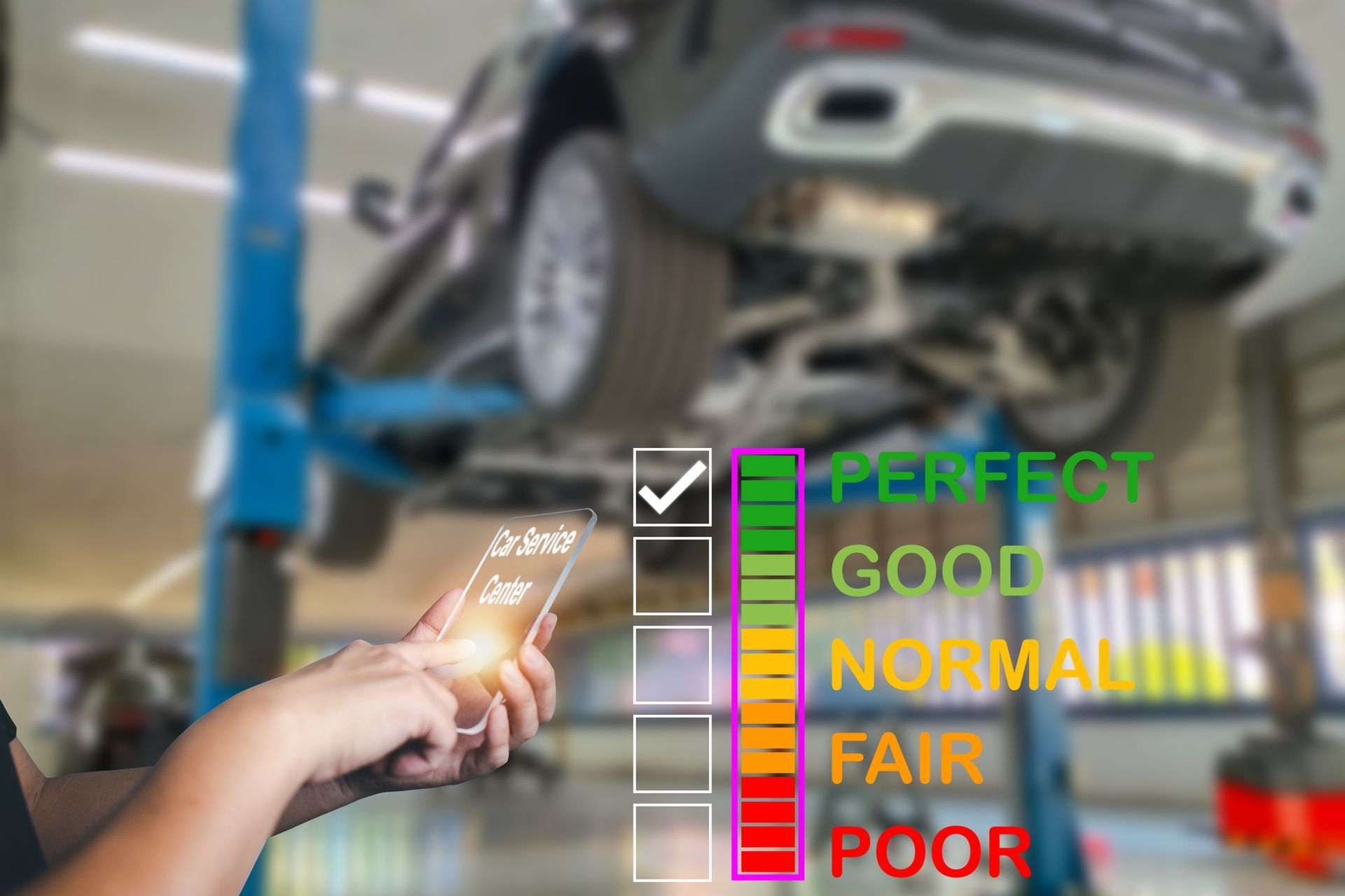 Una persona che usa uno smartphone visualizza la valutazione dello stato di salute dell'auto: PERFETTO. Auto sollevata per l'ispezione in un'officina.