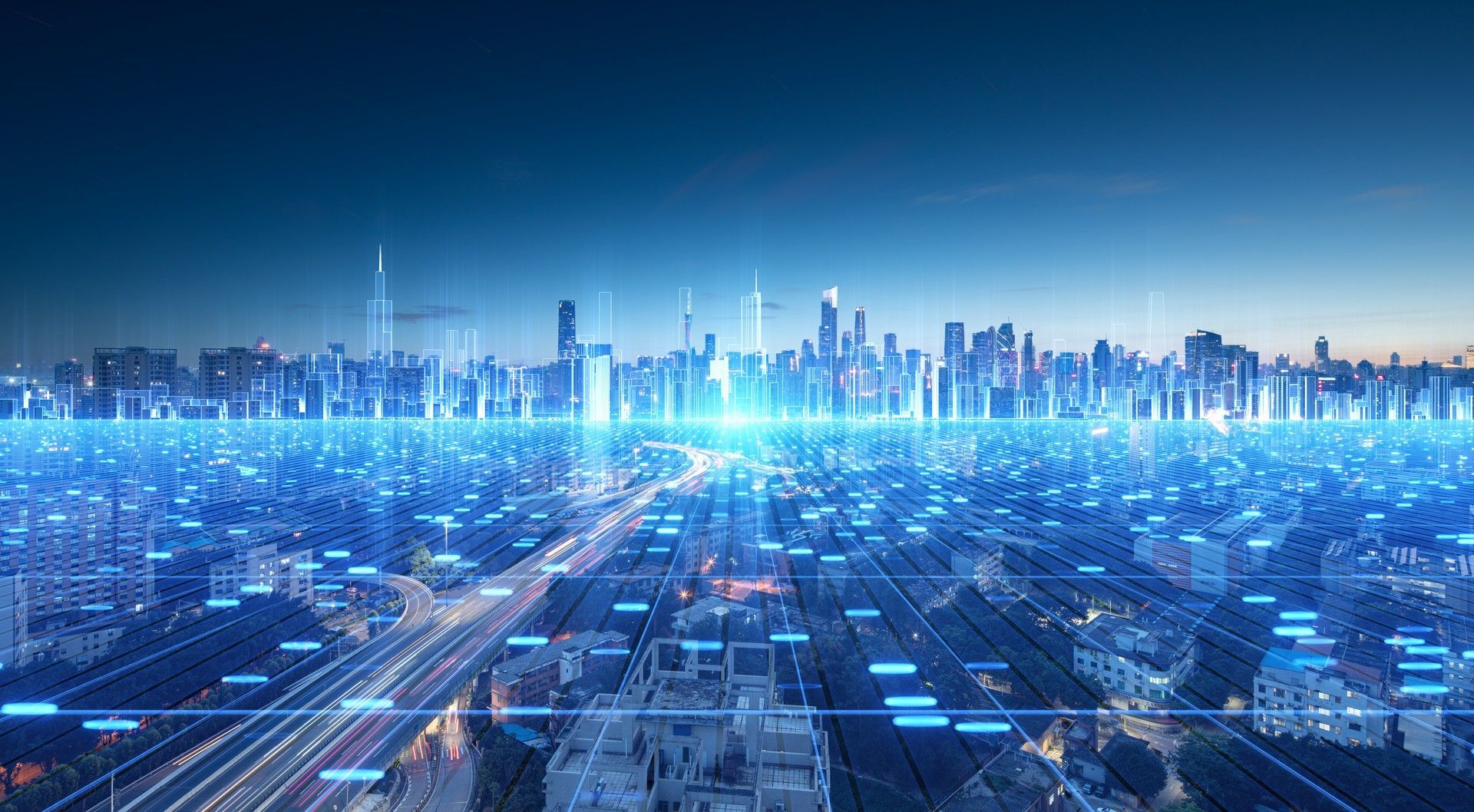 Una vista aerea dello skyline di una città di notte, da cui emergono numerose luci.