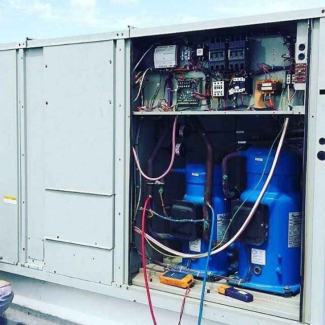 El interior de una unidad de aire acondicionado con la puerta abierta.