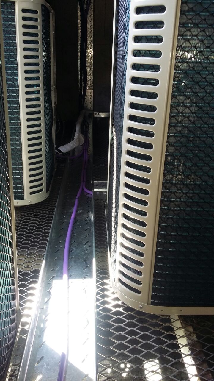 Un par de aparatos de aire acondicionado están ubicados uno al lado del otro en una habitación.