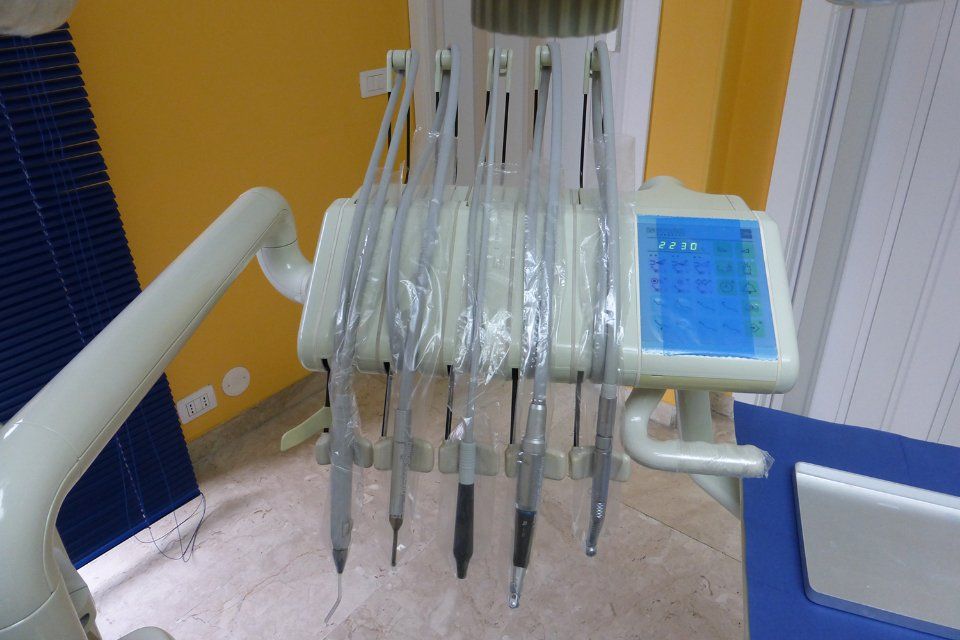Strumenti dentistici moderni e igienizzati