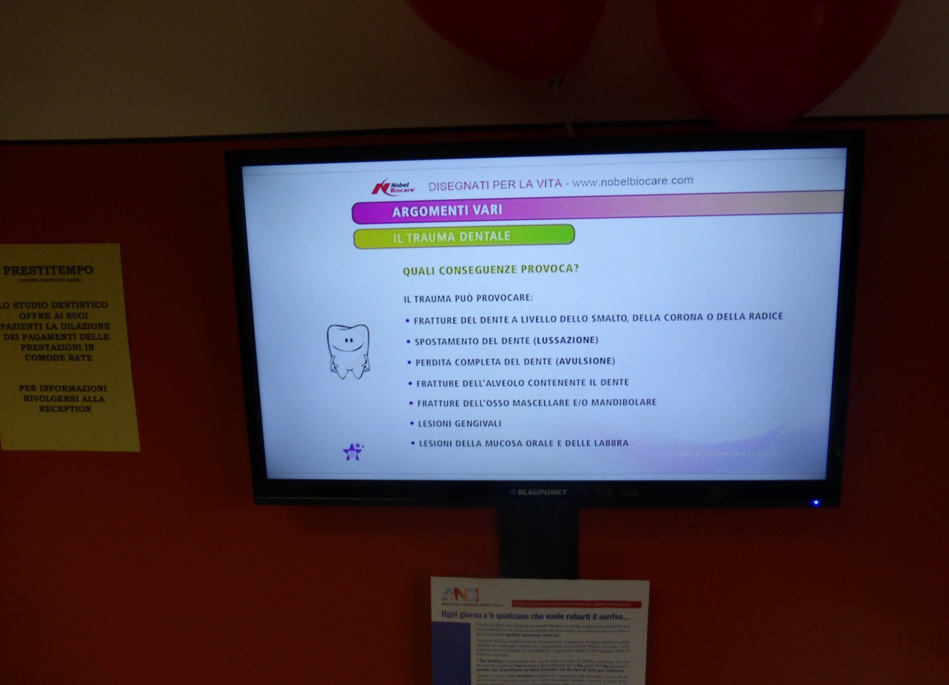 Schermo con istruzioni sulla cura dei denti