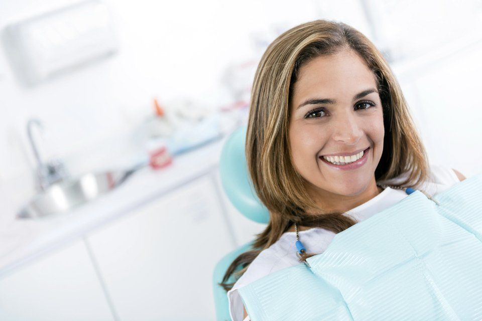 Una paziente a suo agio sulla poltrona del dentista