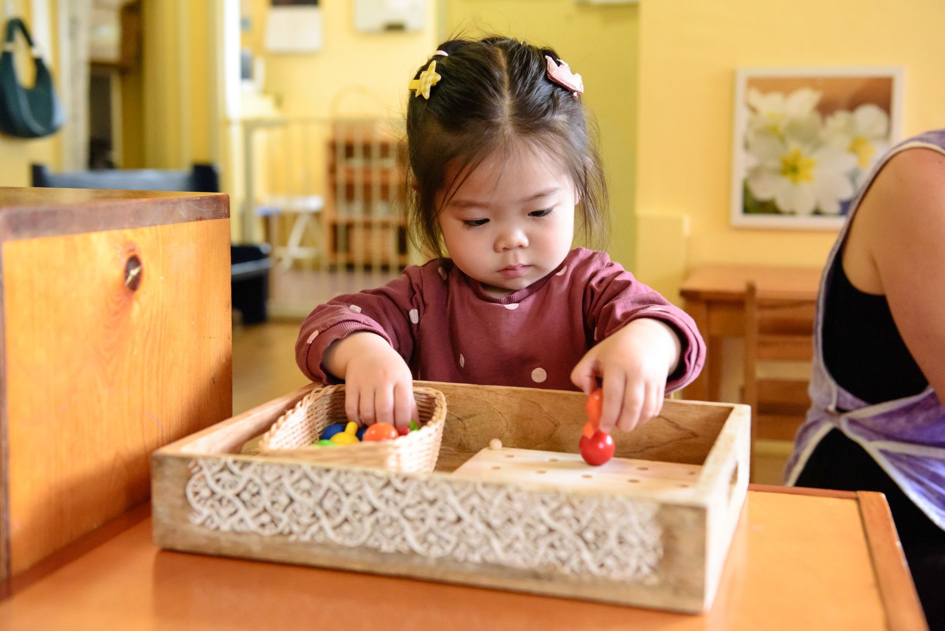 montessori child working with sensorial activity