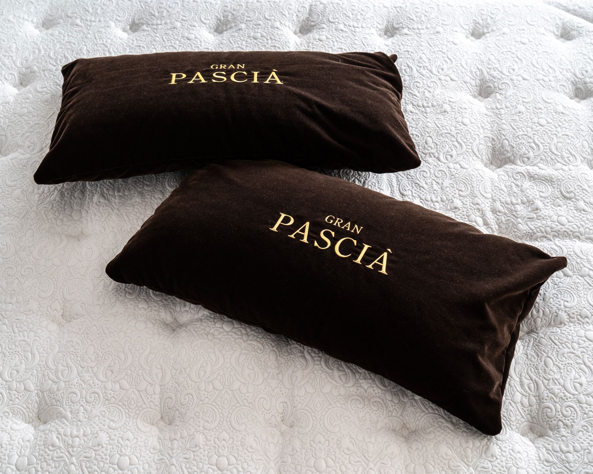 Due federe marroni con la scritta dorata