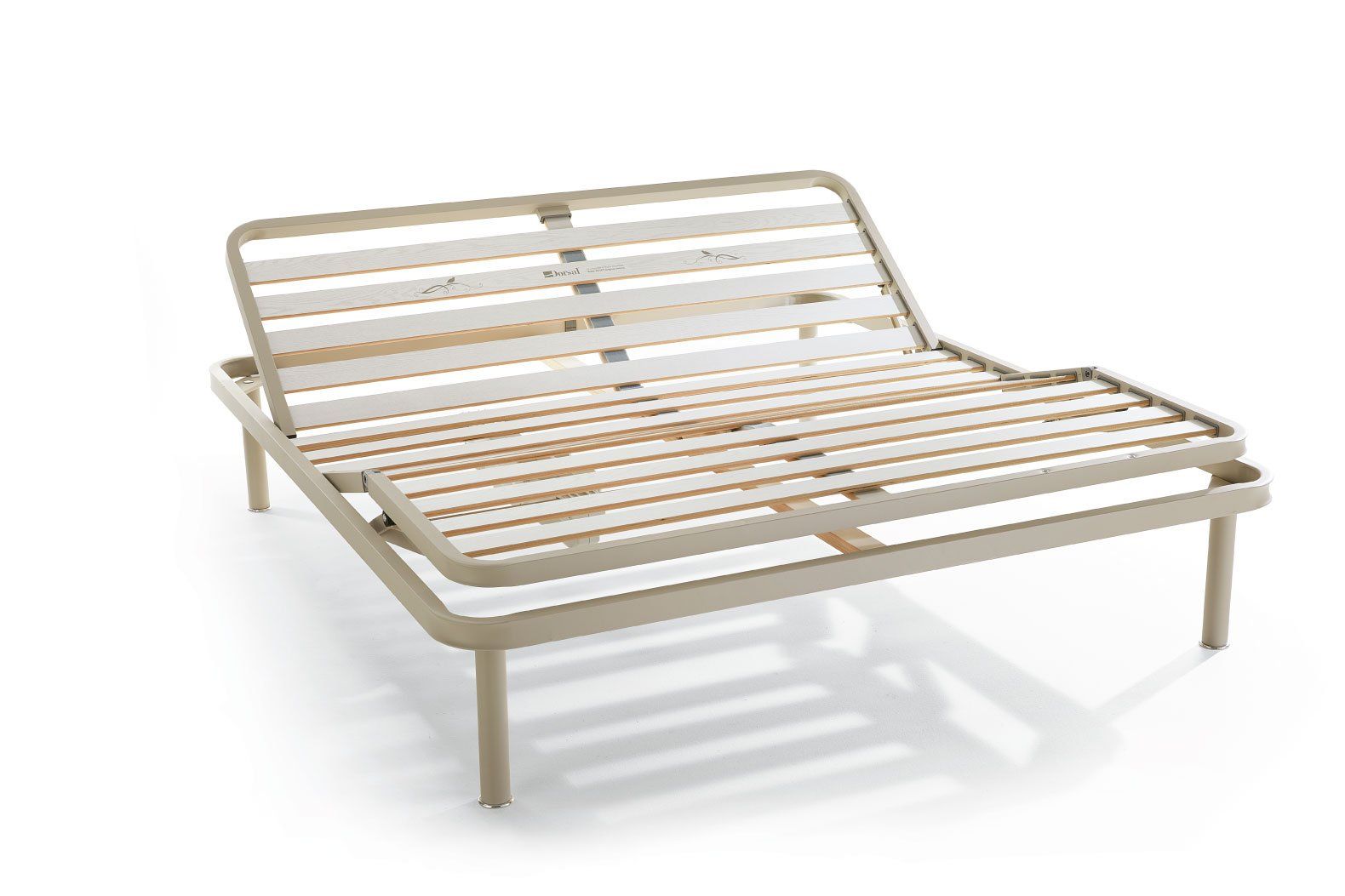 Struttura letto beige regolabile con doghe in legno e testiera inclinata.