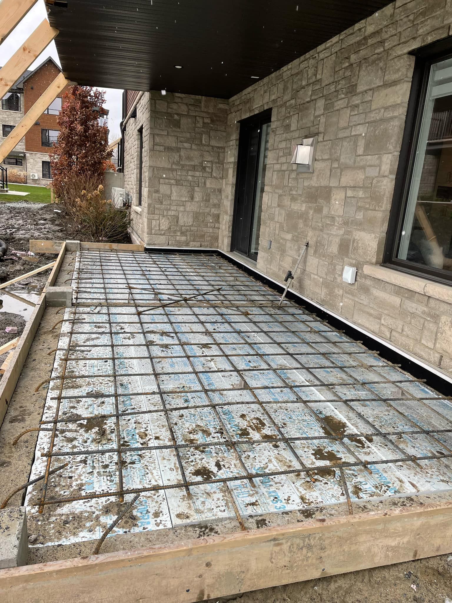 Terrasse en béton en construction avec armature en acier.