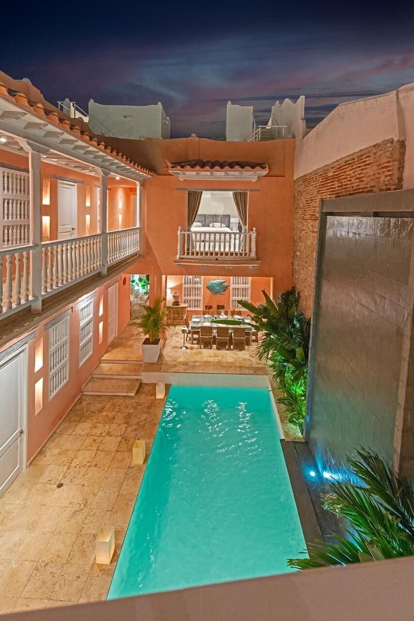 Hay una gran piscina en el medio de un edificio.