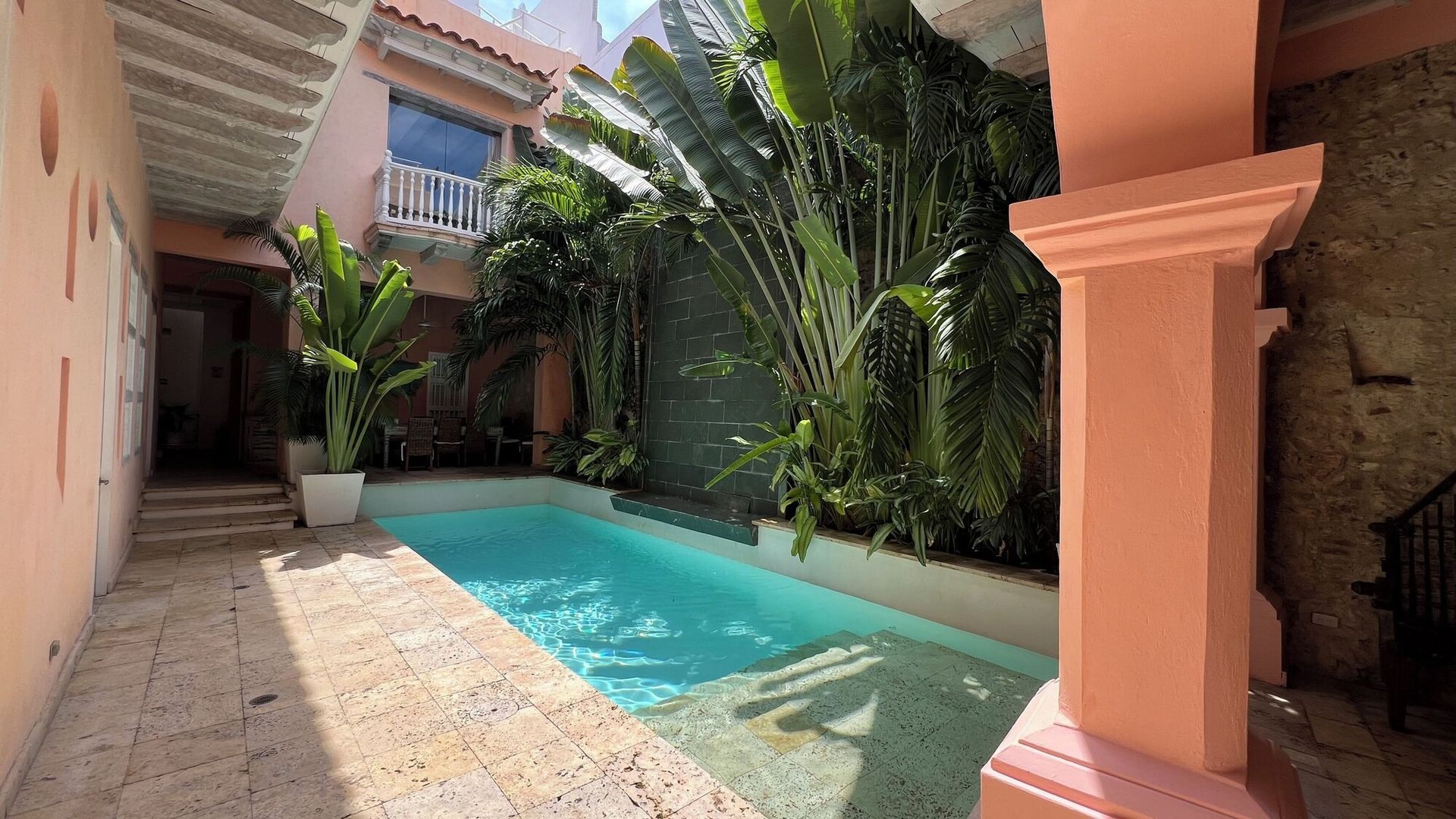 Hay una gran piscina en el medio de una casa.