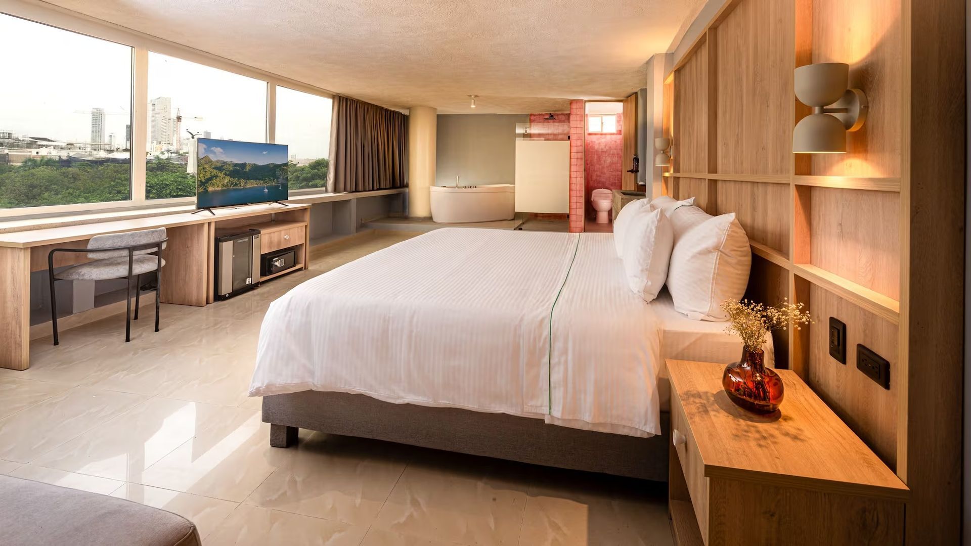 Hay una cama grande en el medio de la habitación.