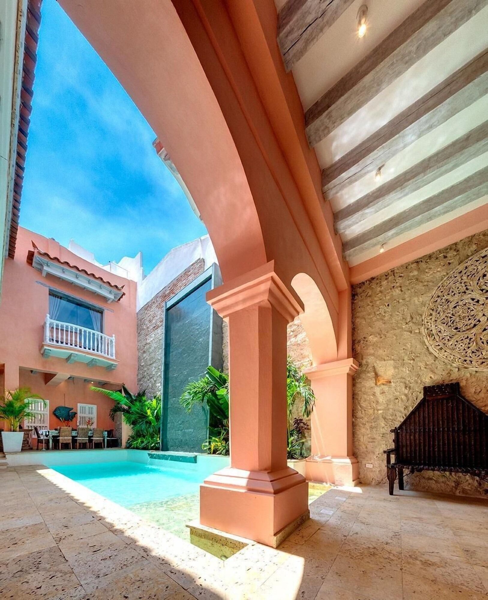 Una gran piscina en medio de un edificio.