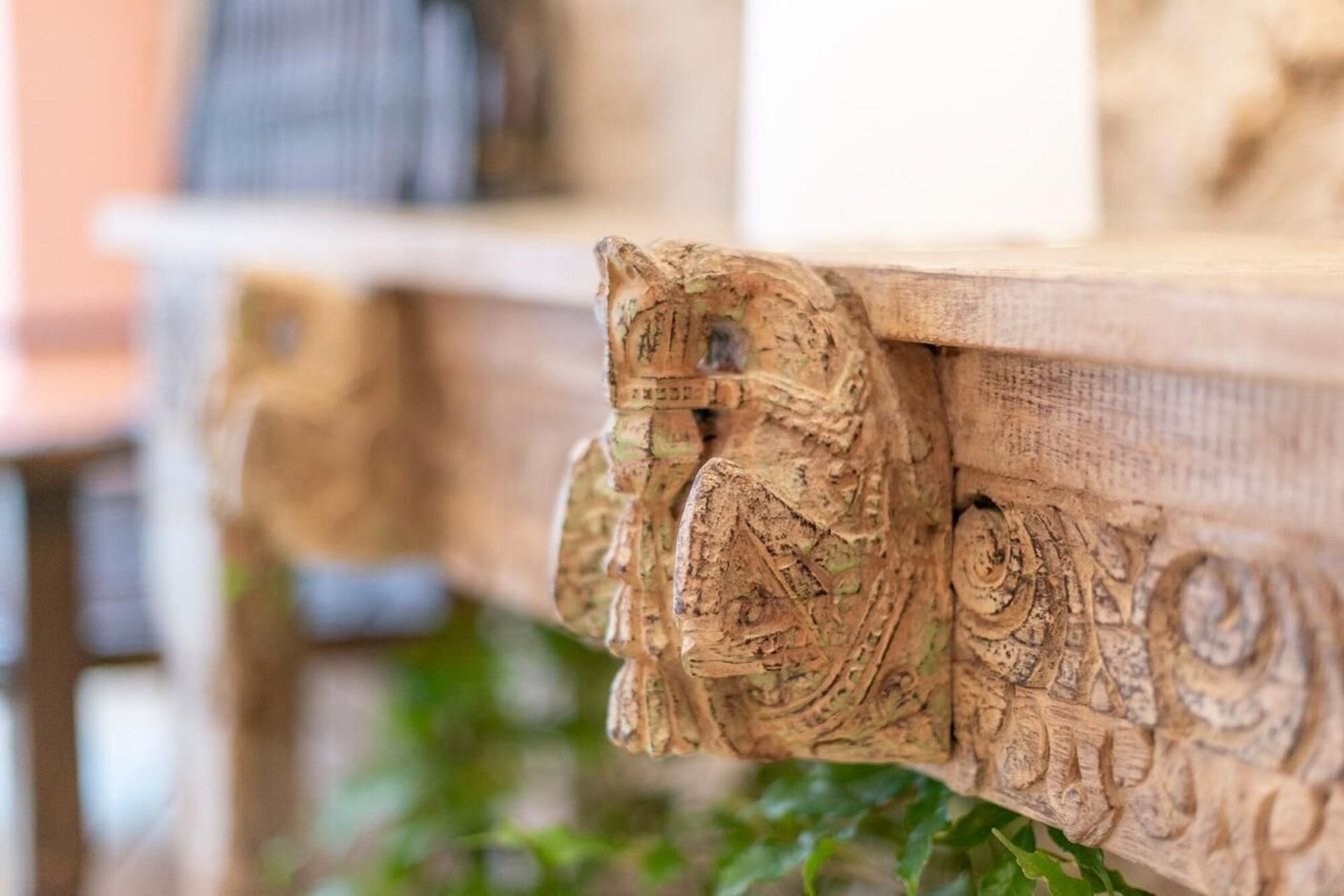 Un primer plano de una mesa de madera con una talla en ella.