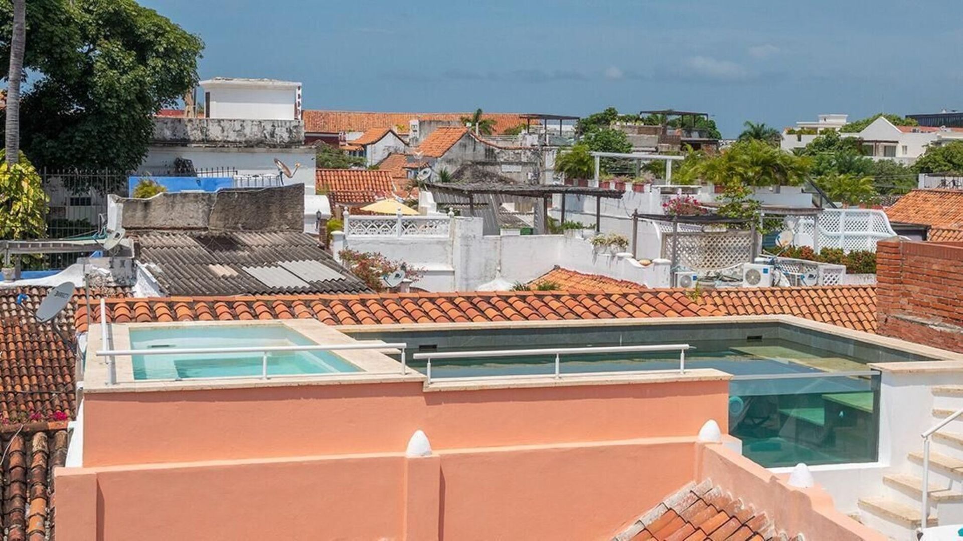 Hay una piscina en la azotea de un edificio.