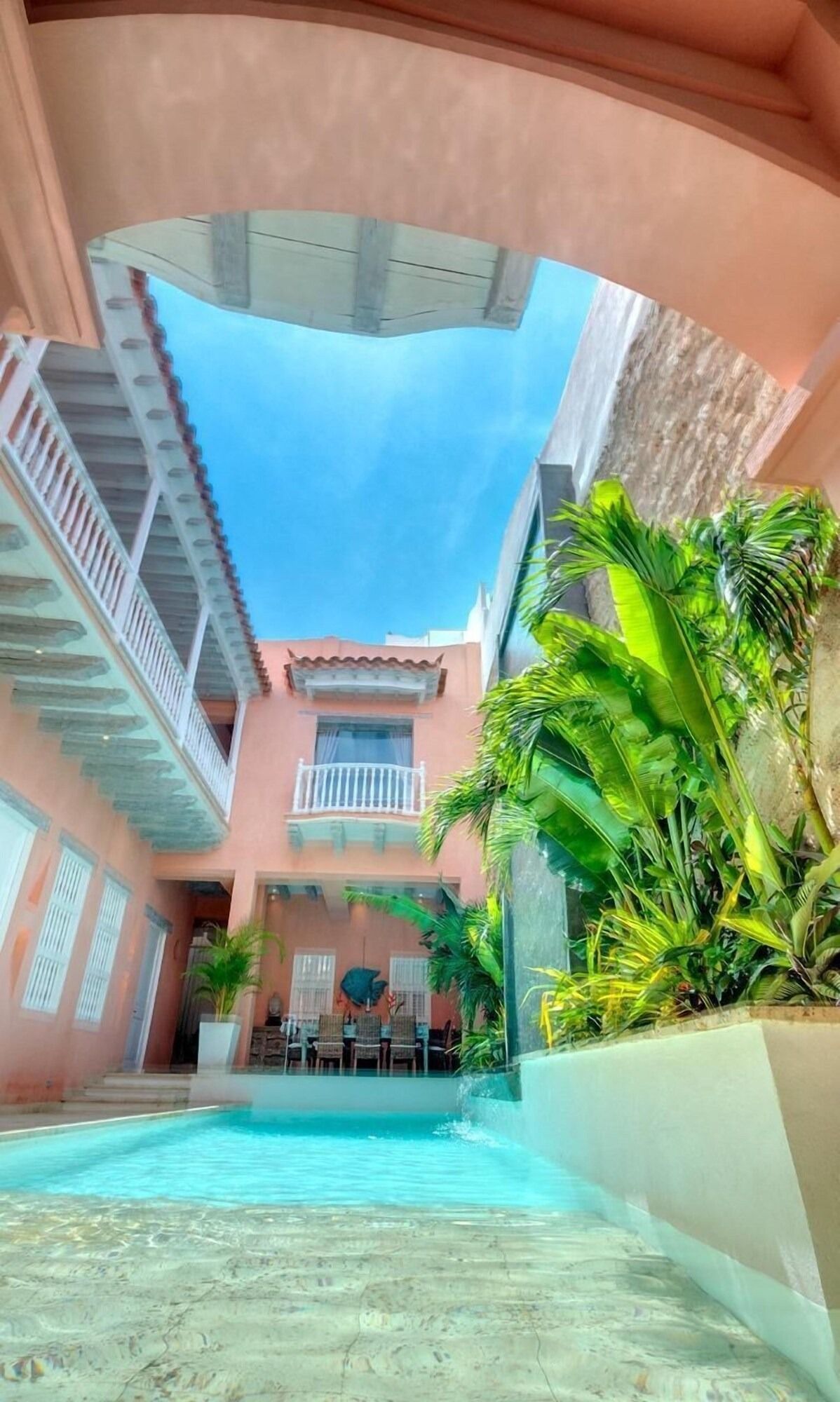 Hay una piscina en el medio de un edificio.