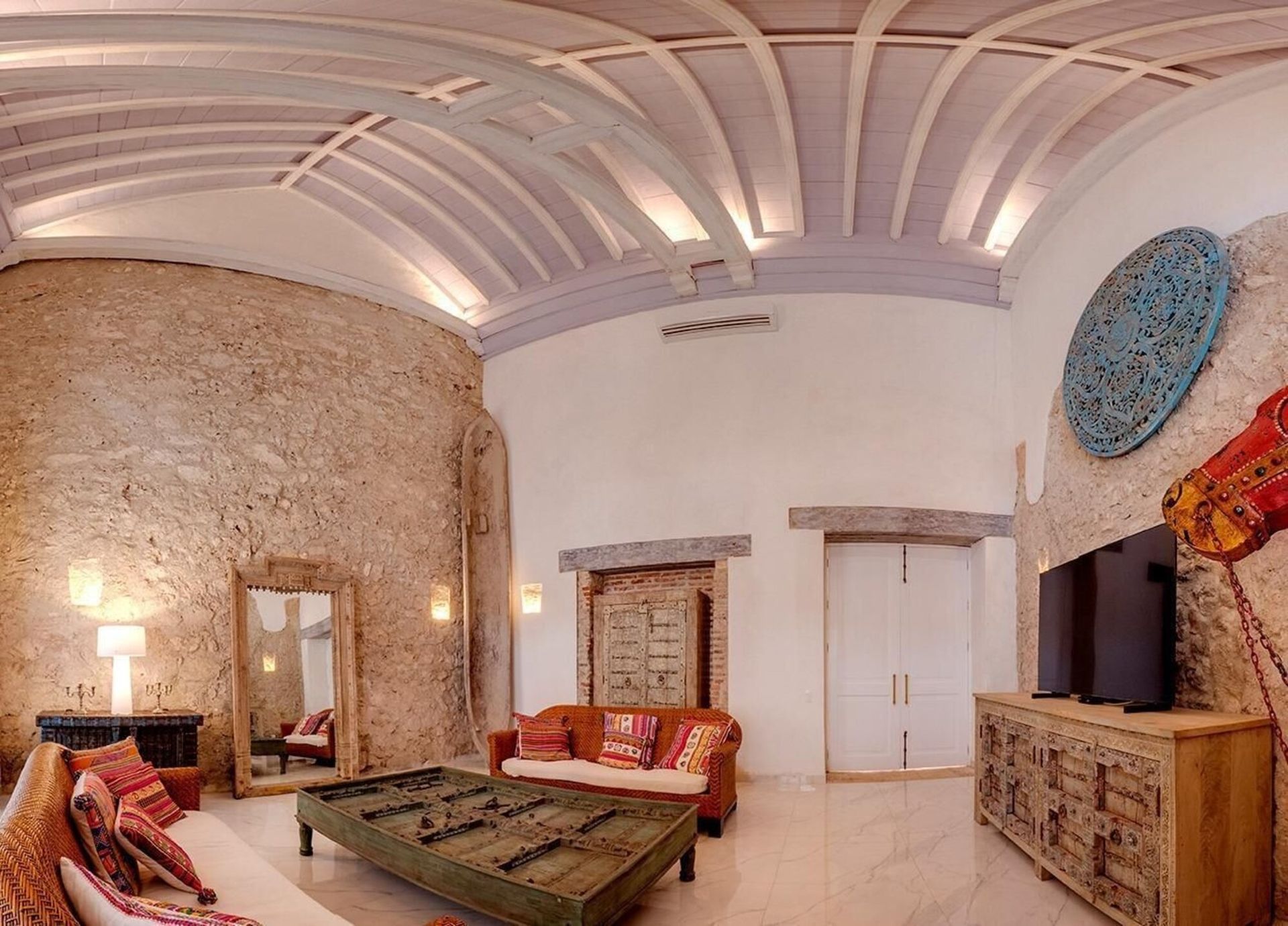 Una sala de estar con un sofá y una mesa.